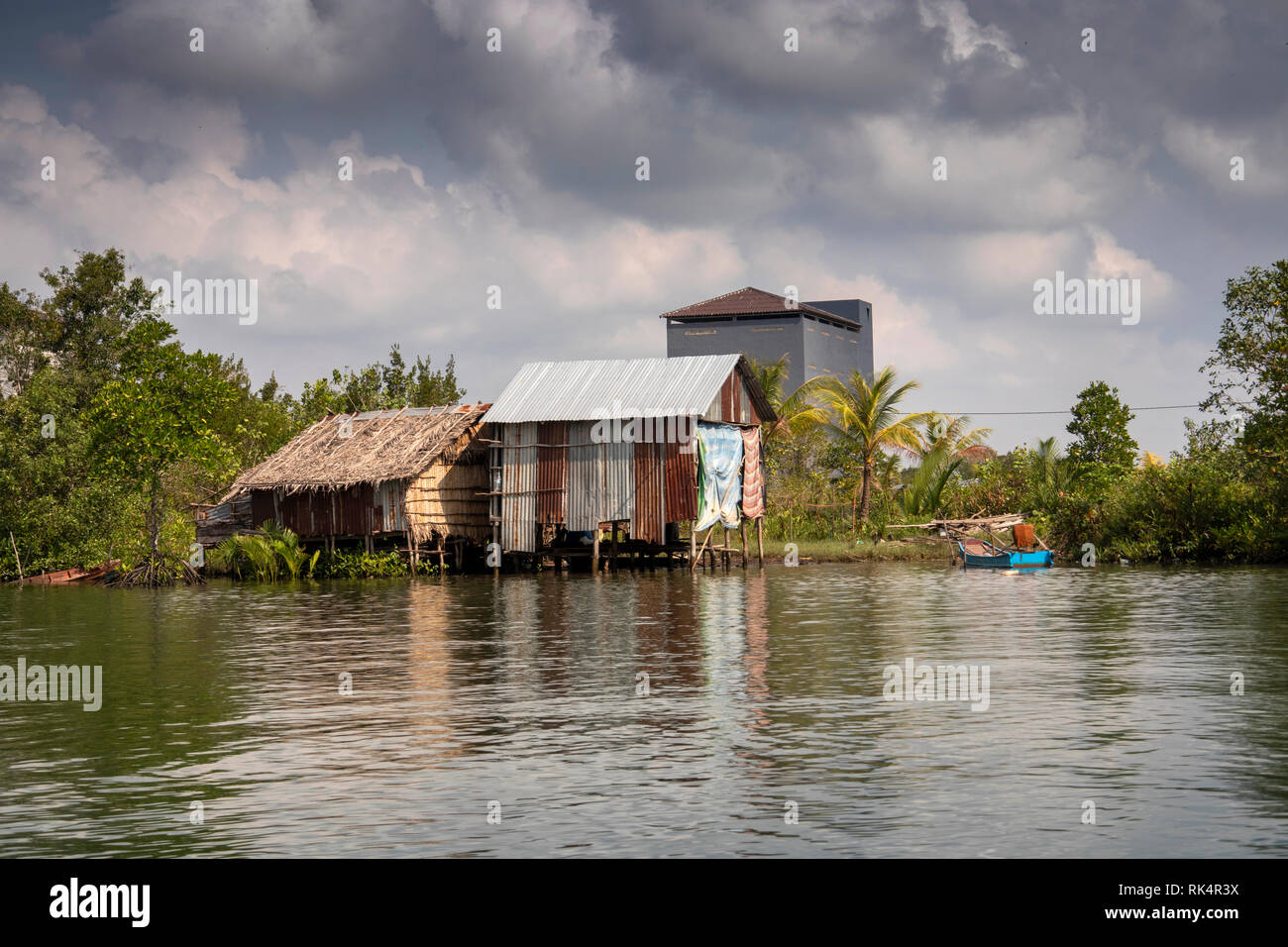 Le Cambodge, la province de Koh Kong, Andoung Tuek, tall swiftlet bâtiment pour abriter les ramoneurs et recueillir des nids à côté de Preak Piphot River Banque D'Images