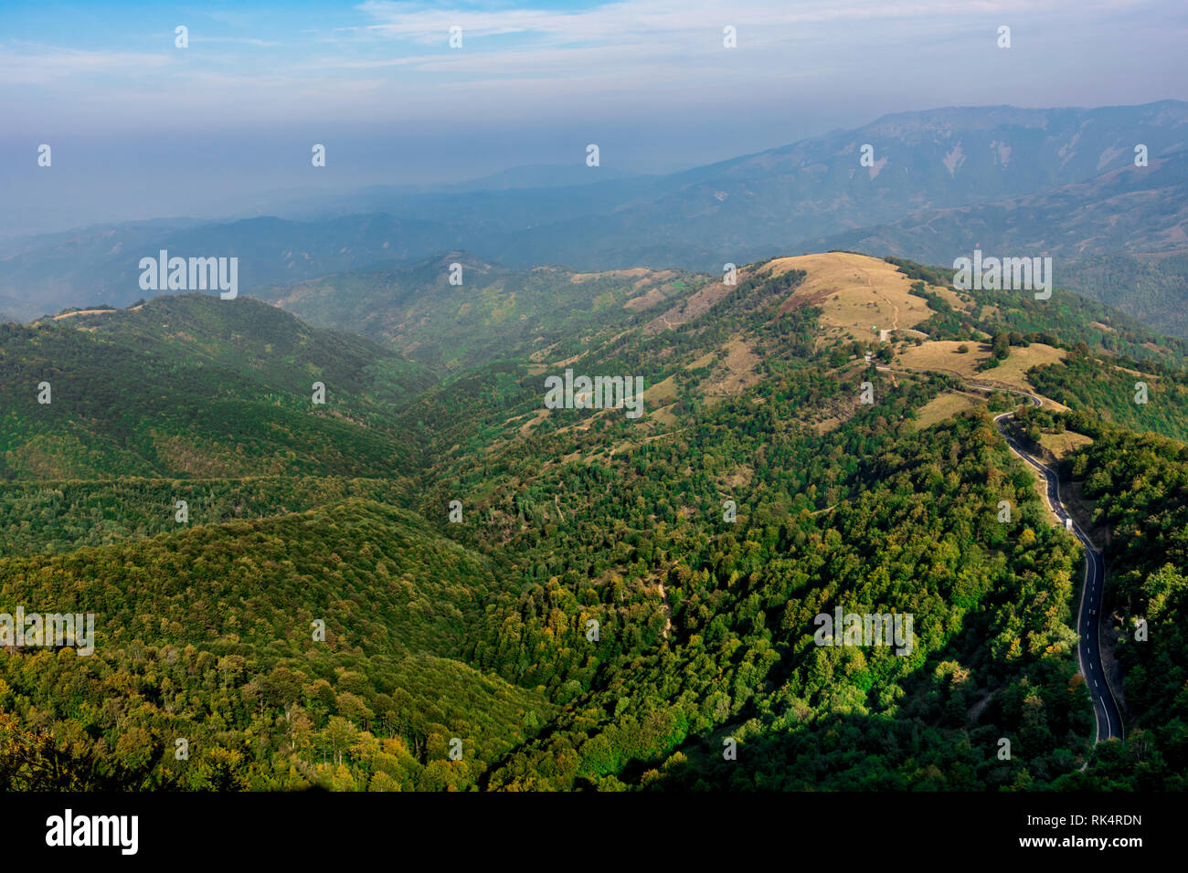 Vue depuis le sommet appelé Babin Zub la grand-mère , dent pour les autres sommets, comme une Midzor, de la vieille montagne ( montagne des Balkans ) Banque D'Images