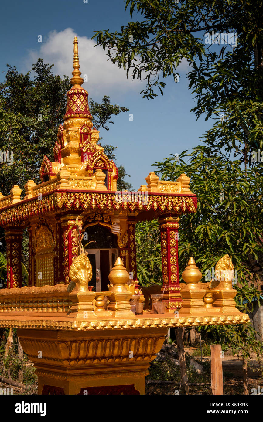 Le Cambodge, la province de Koh Kong, Chi Phat, peint or esprit bouddhiste à l'extérieur de maison maison de village Banque D'Images