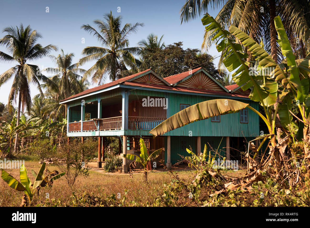 Le Cambodge, la province de Koh Kong, Chi Phat village, rue arrière, traditionnellement conçu et construit maison sur pilotis Banque D'Images