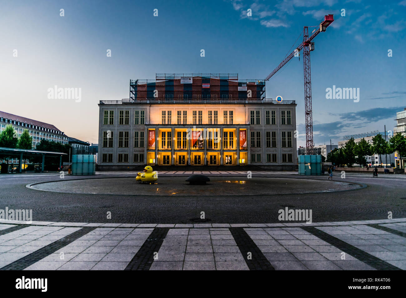 Leipzig, Allemagne - 07 31 2017 : les gens marcher autour de l'opéra l'Augustusplatz Leipzig , carrés, un soir d'été Banque D'Images