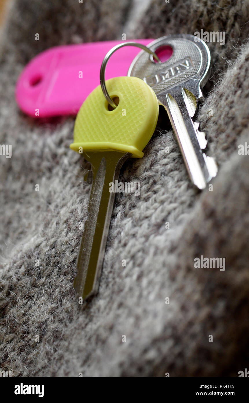 Porte clés à la personne portant sur les gants de laine Banque D'Images
