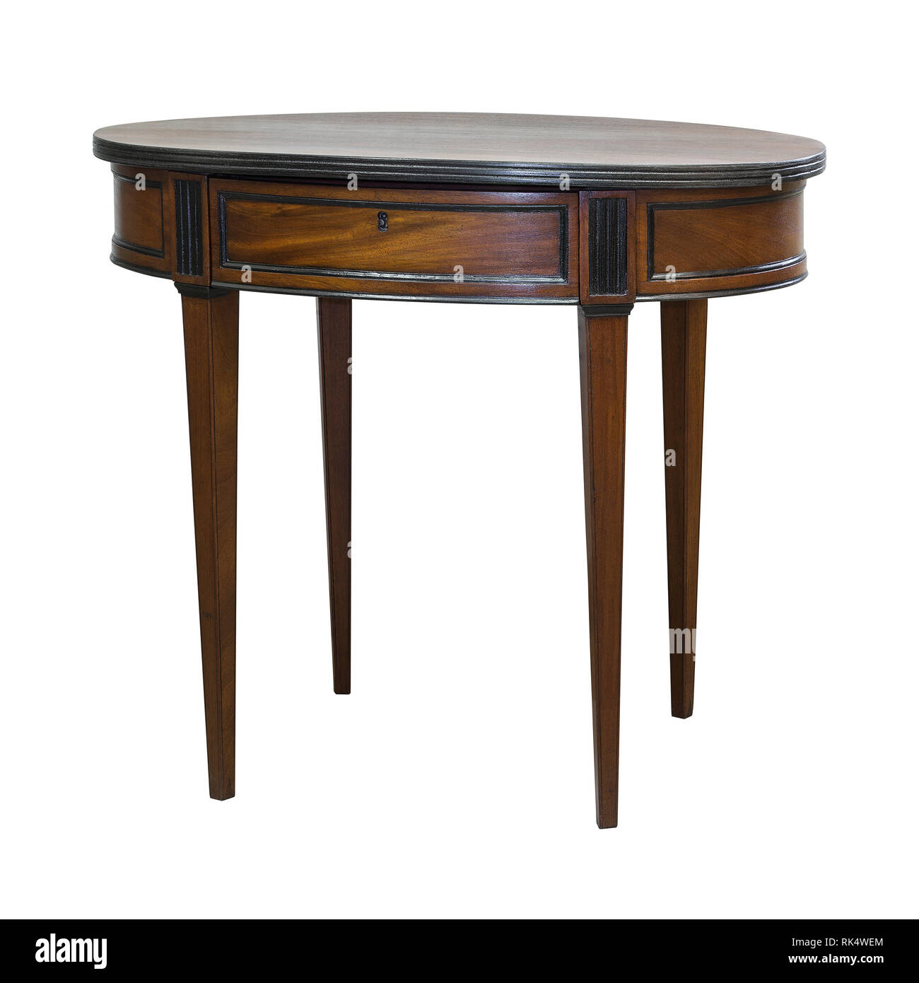 Acajou ovale Vintage petite table en bois dur isolated on white Banque D'Images