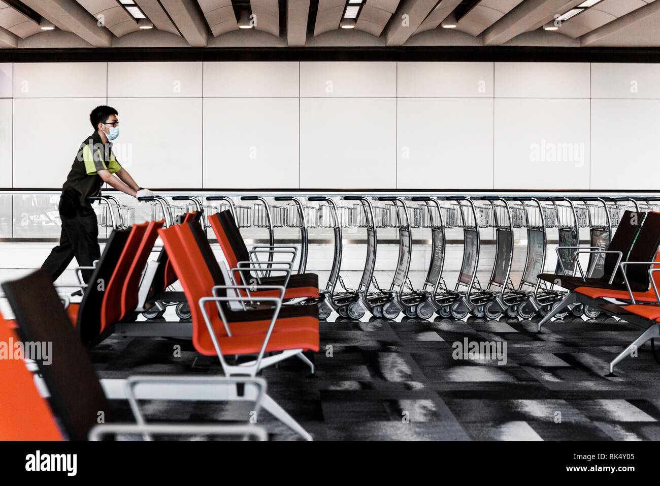 L'aéroport de Hong Kong en attendant la collecte et retour de chariots à bagages. Banque D'Images