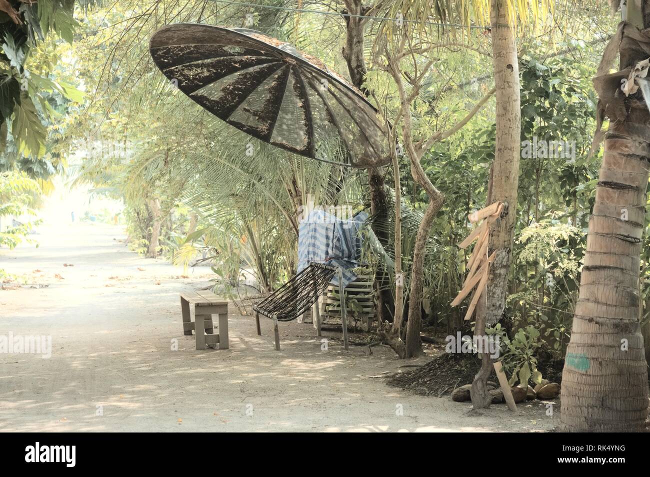 Cadre en acier au-dessus des sièges et une table en bois (Ari Atoll, Maldives) Banque D'Images