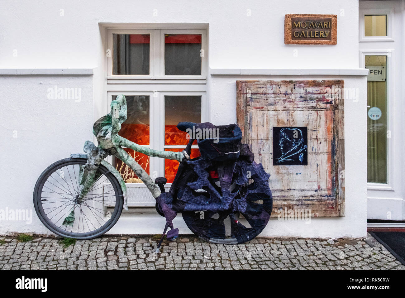 Berlin, Mitte, Koppenplatz 2. Mojavari nom Galerie d'art sculptural et plaque sur la chaussée de l'oeuvre de vélo Banque D'Images