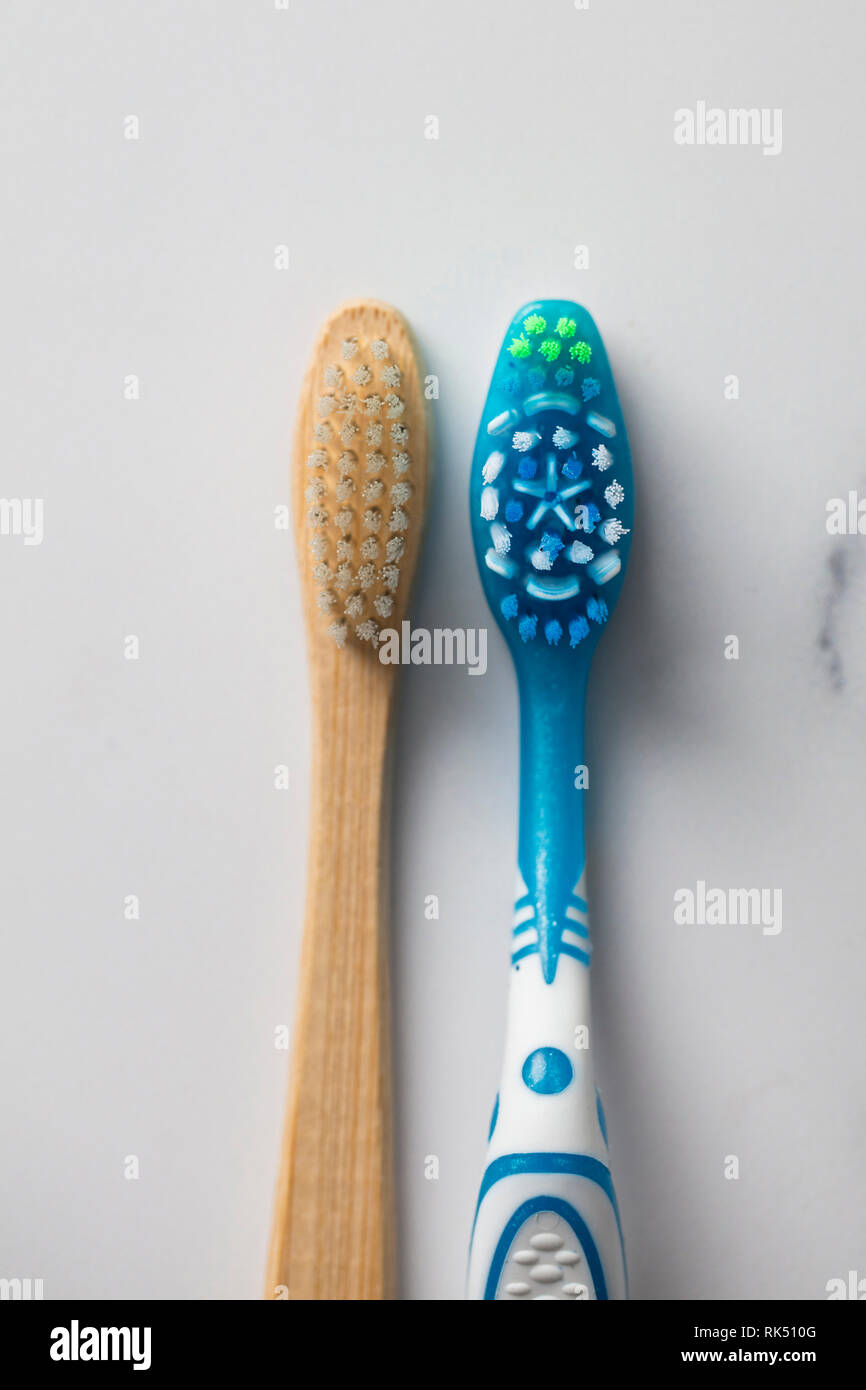 Eco bambou naturel et brosse à dents en plastique durable articles de plastique. Banque D'Images