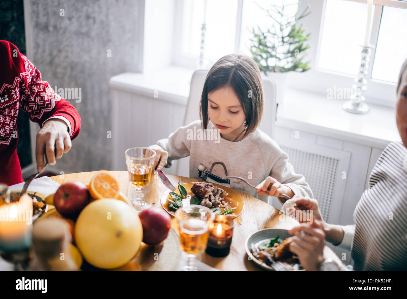 Belle Jeune Fille Agreable De Manger Un Delicieux Plat Avec Sa Famille La Photo En Gros Tradition Photo Stock Alamy