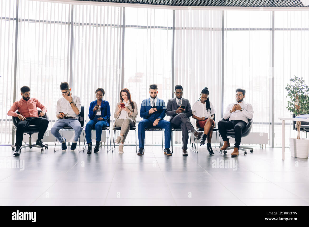 Les employés de bureau sont des jeux en ligne sur les smartphones, les jeunes sont concentrés sur la navigation sur le net. wi-fi. La connexion globale. préparation f Banque D'Images