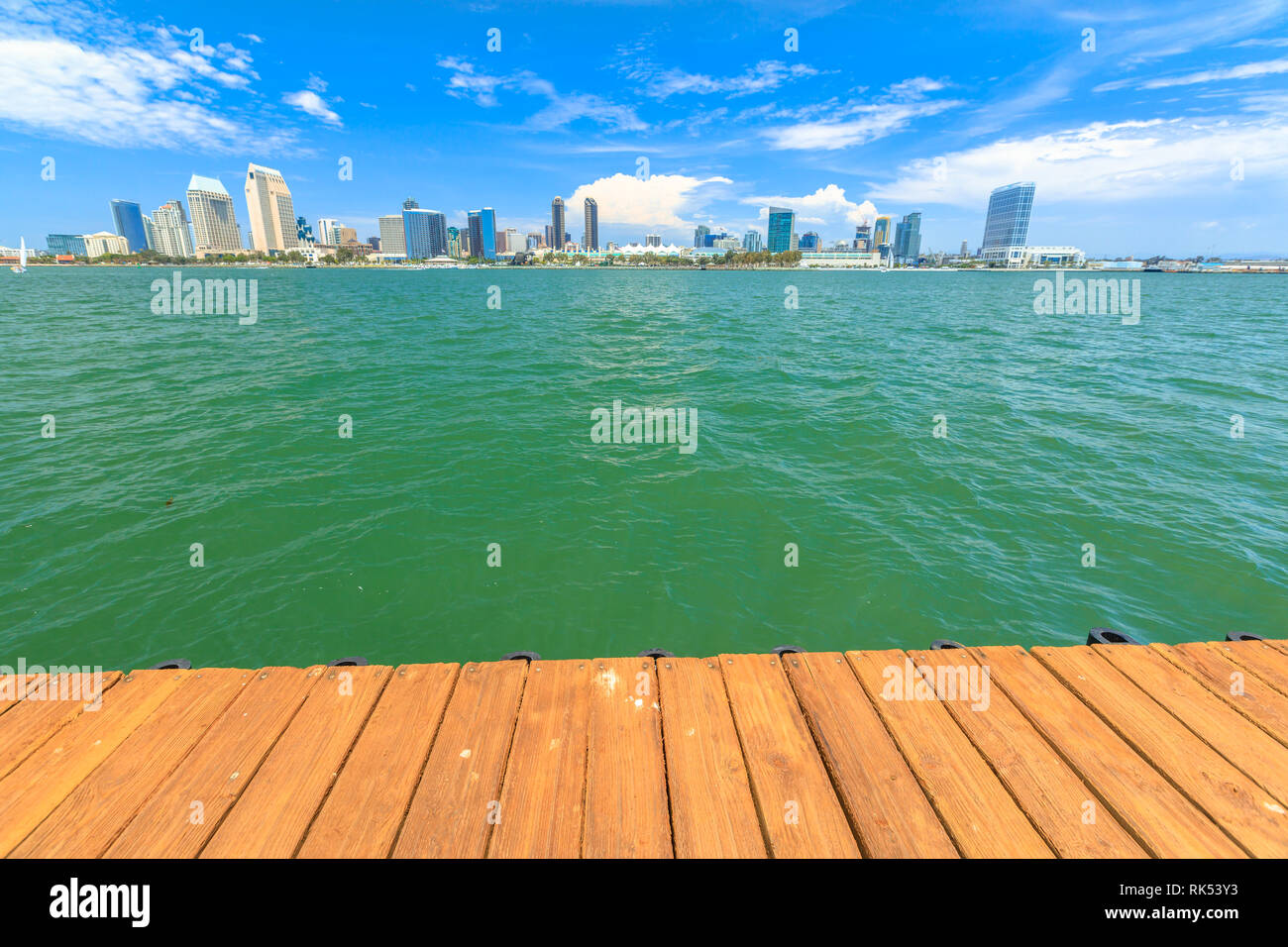 Sentier de ronde en bois vides en face de San Diego. Bureau en bois sur fond mer plage dans la baie de San Diego. Centre-ville urbain paysage urbain de Banque D'Images