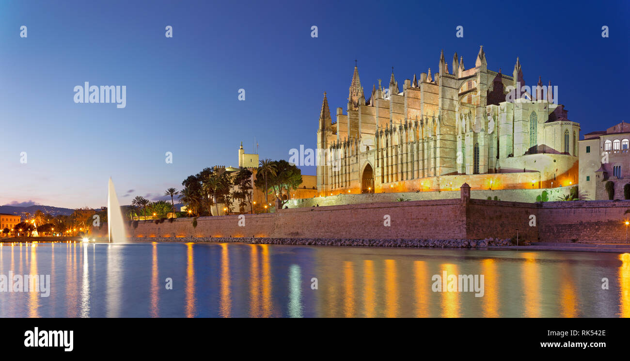 Palma de Majorque - La cathédrale La Seu au crépuscule. Banque D'Images