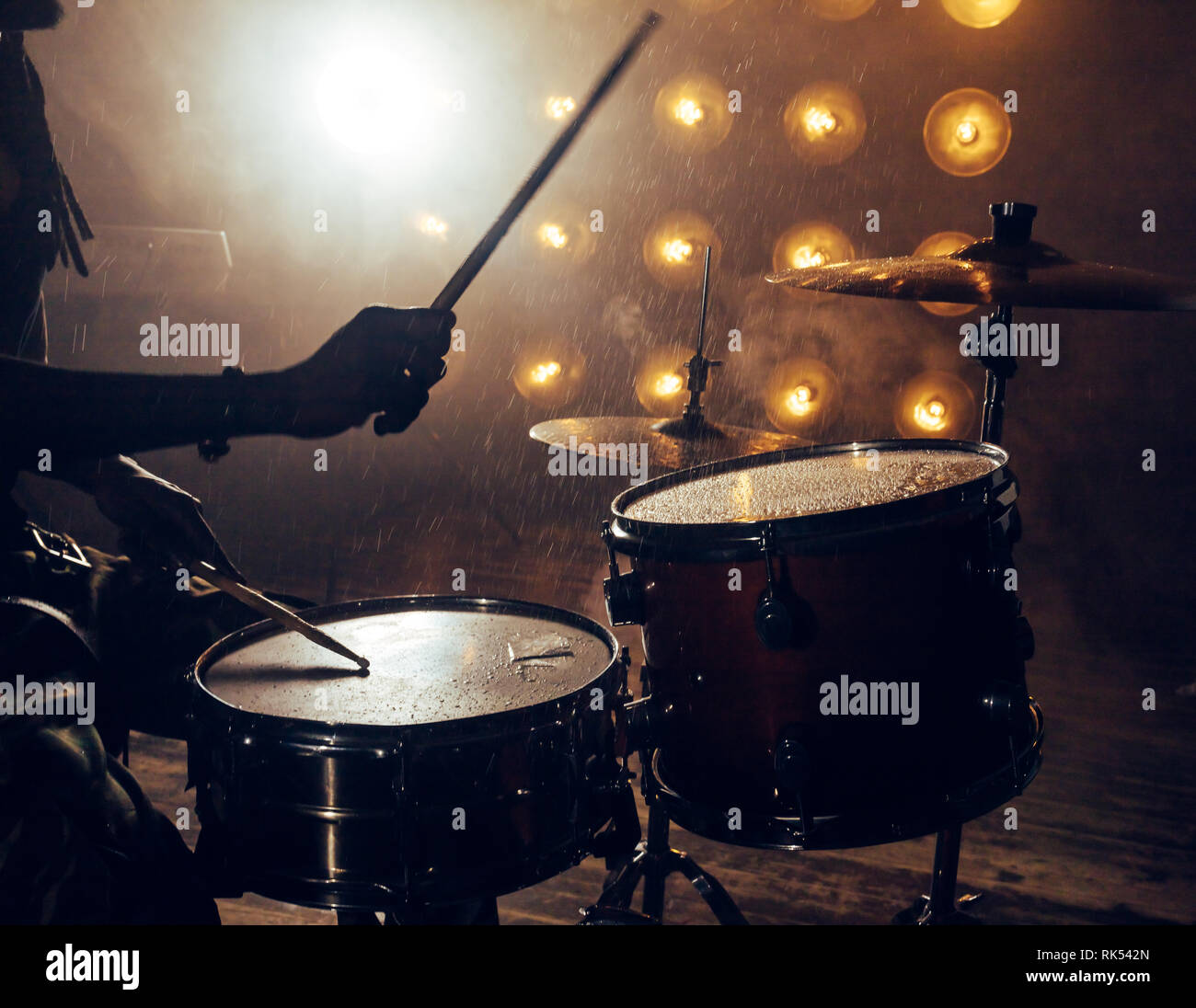 Le batteur jouant sur un jour de pluie. Une musique relaxante, la réduction du stress avec favourite musci . close up portrait photo, vue latérale Banque D'Images