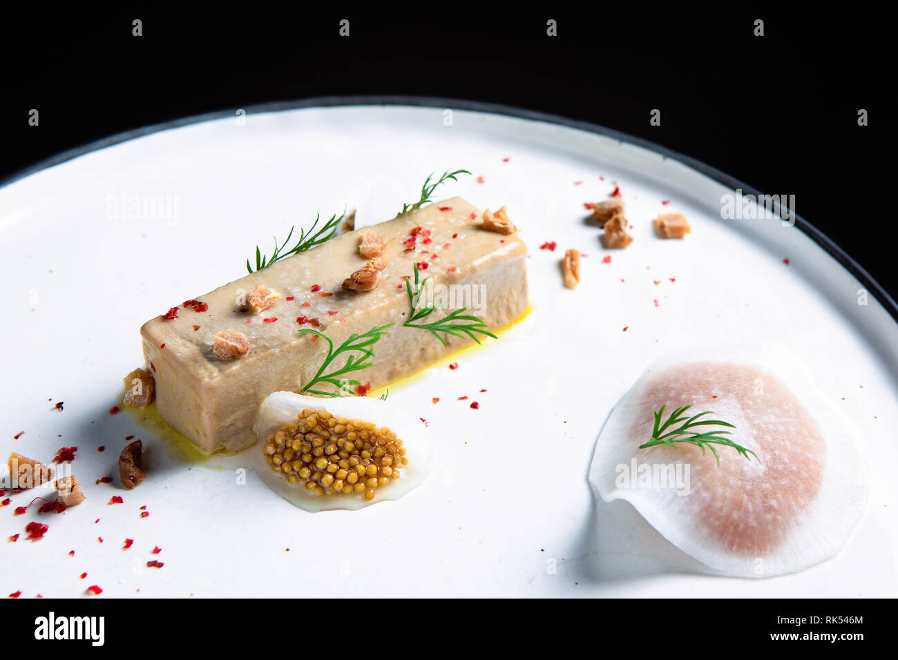 Terrine de foie gras sur une assiette blanche Banque D'Images