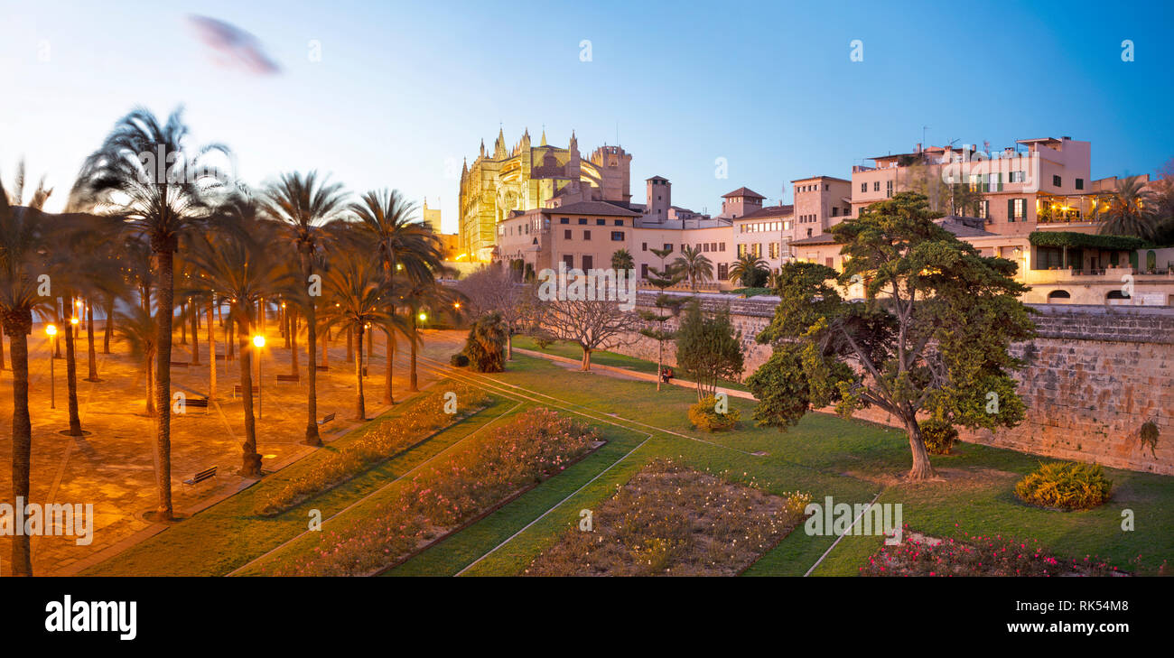 Palma de Majorque - La cathédrale La Seu, promenade et parc à partir des murs de la ville au crépuscule. Banque D'Images