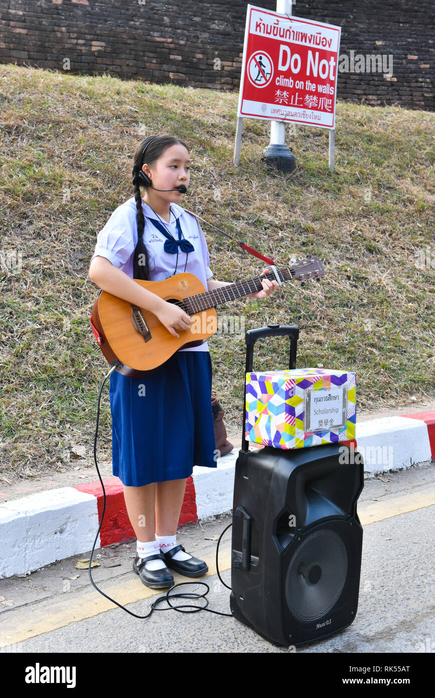 Les étudiants thaïlandais de collecter de l'argent pour l'éducation en jouant de la guitare dans la rue, Chiang Mai Banque D'Images