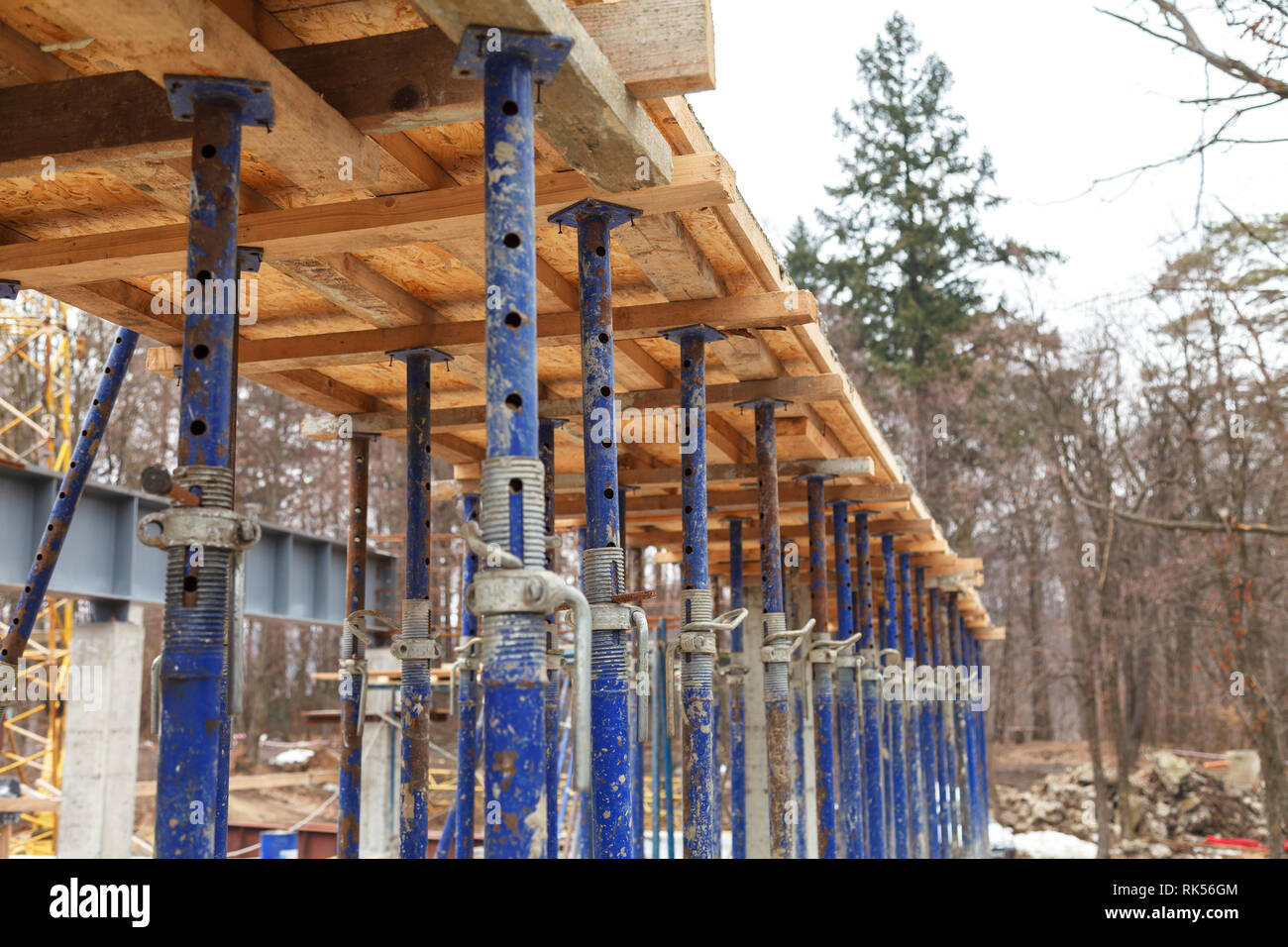 Renforcer les bases du deuxième étage de la maison avec des étagères métalliques. Cadre en bois pour coffrage Banque D'Images