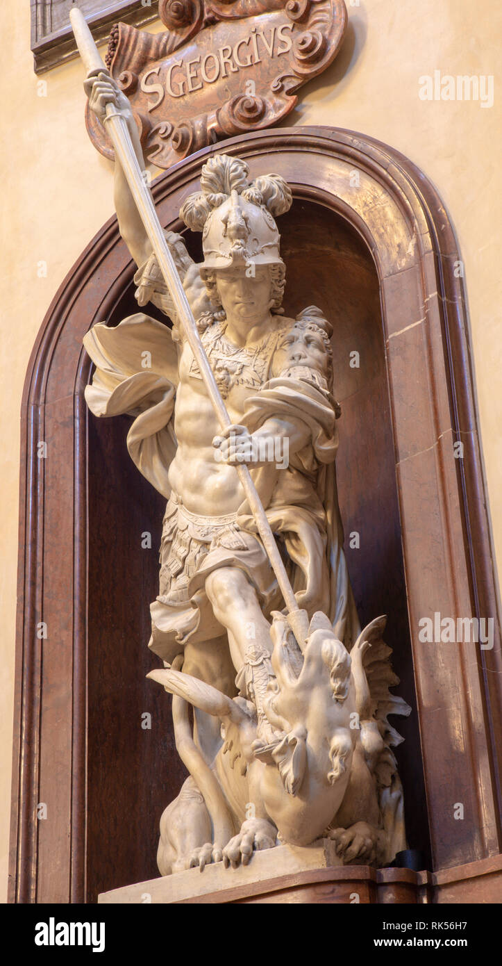 PRAGUE, RÉPUBLIQUE TCHÈQUE - le 12 octobre 2018 : La statue baroque de saint Georges en l'église Saint François d'assise par Konrád Max Sussner (1690). Banque D'Images