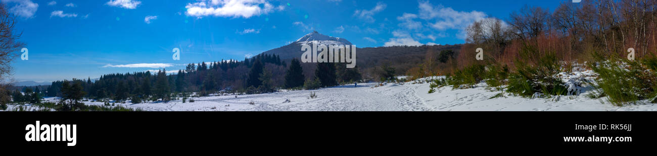 La prise de vue panoramique Puy-de-Dôme volcan et la campagne harfang en Auvergne. Une chaîne de volcans d'Auvergne. Sur le chemin de le Puy-de-Parioux, co Banque D'Images