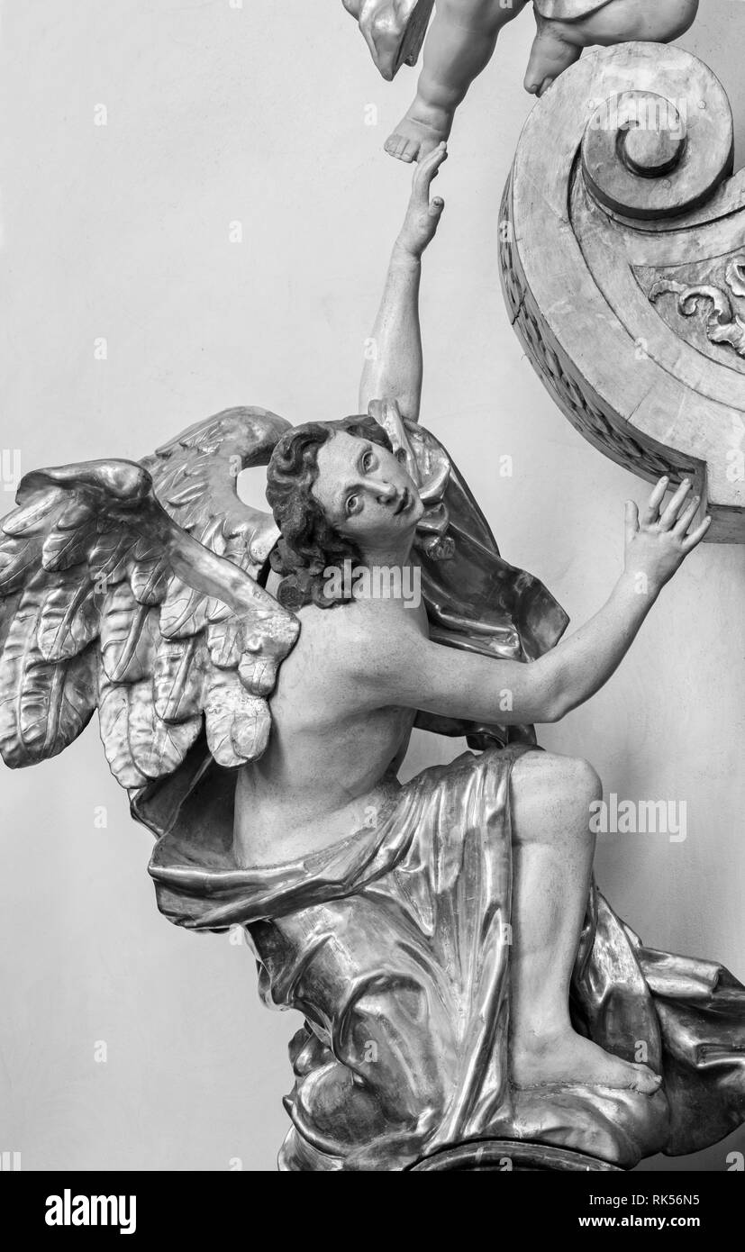 PRAGUE, RÉPUBLIQUE TCHÈQUE - le 12 octobre 2018 : Le baroque polychrome sculpté statue de l'ange de l'autel latéral de l'église Saint François d'assise par M. V. Banque D'Images