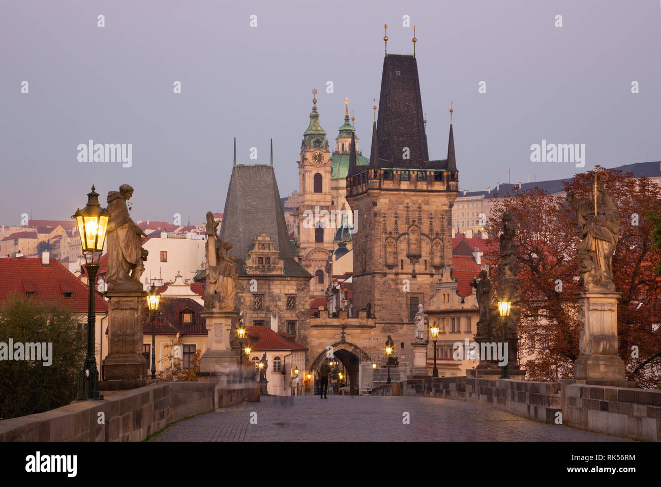 Prague - Le Château et la cathédrale et st. Eglise Saint-Nicolas du Pont Charles dans le crépuscule du matin. Banque D'Images