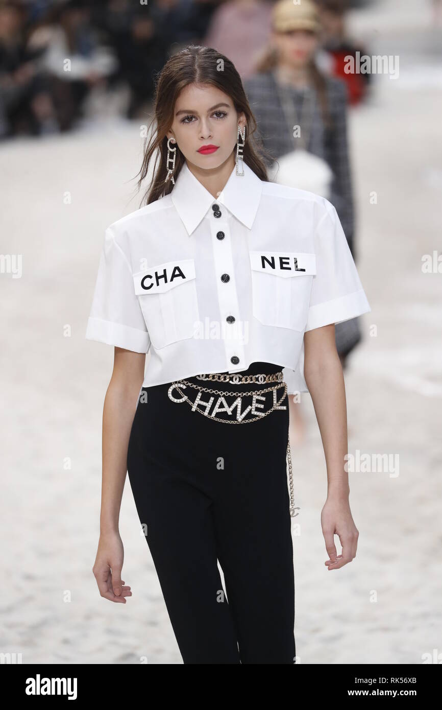 PARIS, FRANCE - 02 OCTOBRE : Kaia Gerber promenades la piste pendant la  Chanel show dans le cadre de la Paris Fashion Week Femme Printemps/été 2019  Photo Stock - Alamy
