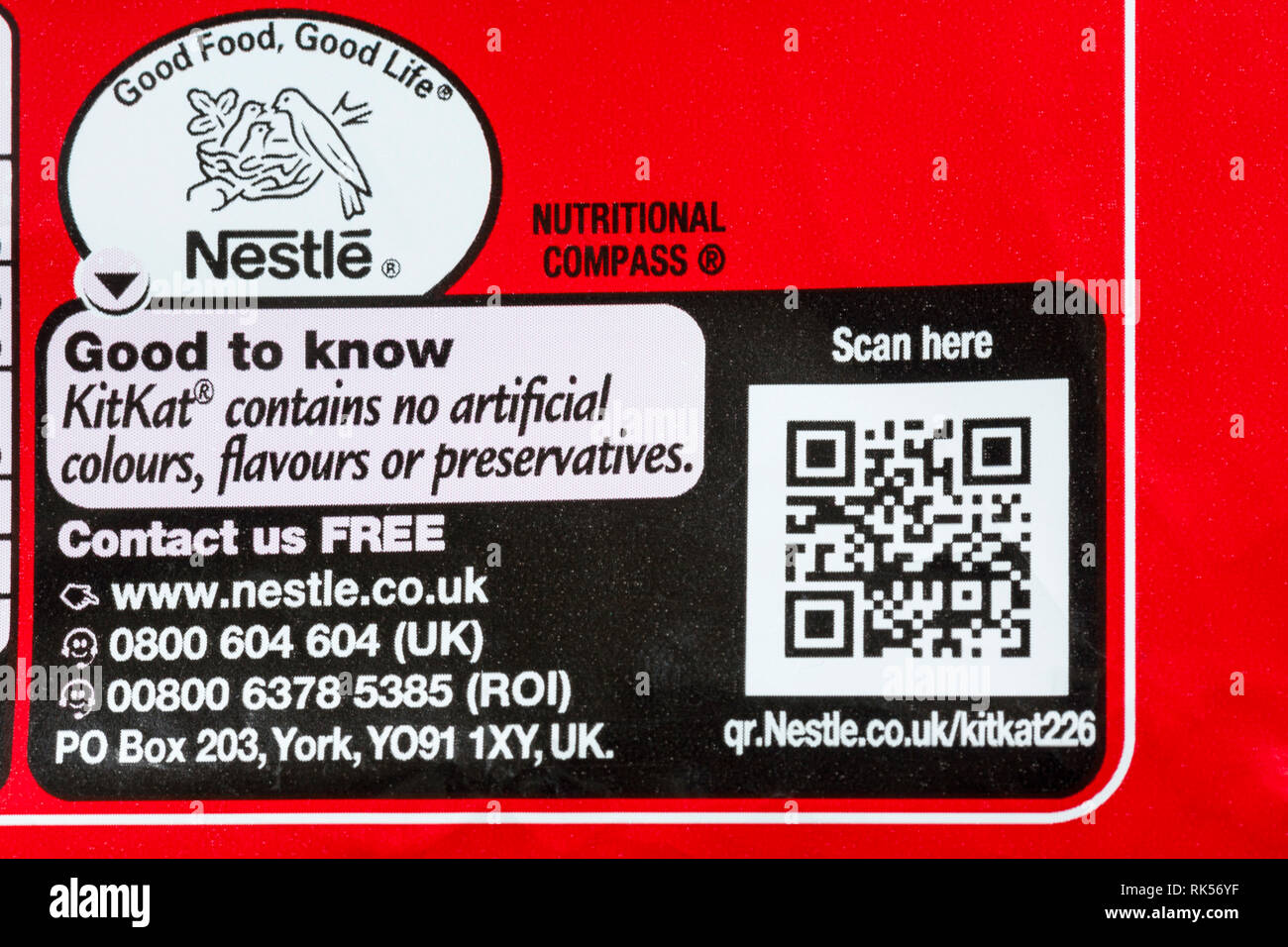 Kitkat qr code scanner ici sur pack de kitkats - Bon à savoir KitKat ne contient pas de colorants, arômes ou conservateurs Banque D'Images