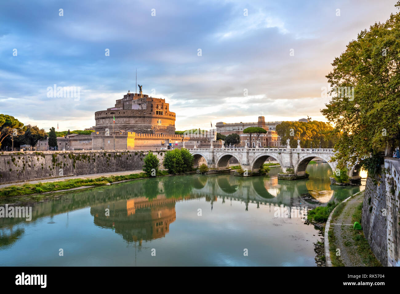 Rome, Italie. Castel Sant'Angelo et pont sur la rivière Tibre le matin Banque D'Images