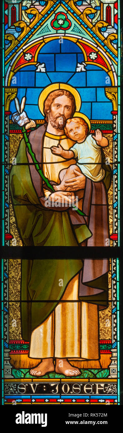 PRAGUE, RÉPUBLIQUE TCHÈQUE - le 17 octobre 2018 : Le saint Joseph sur le vitrail à l'église Svatého Cyrila Metodeje conçu par Josef Mocker (fin de 19. Banque D'Images