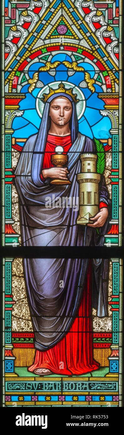 PRAGUE, RÉPUBLIQUE TCHÈQUE - le 17 octobre 2018 : Le fleuve Barbara sur le vitrail à l'église Svatého Cyrila Metodeje conçu par Josef Mocker (fin de 19. Banque D'Images