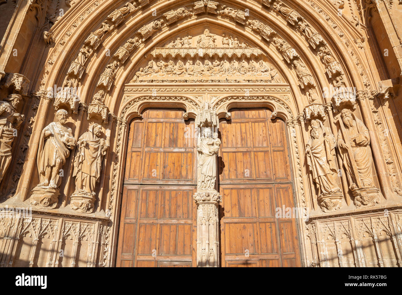 PALMA DE MAJORQUE, ESPAGNE - 30 janvier 2019 : Le portail sud de la cathédrale La Seu avec la pierre de secours Dernière Cène par masters Pere Morey, ainsi que l'interface graphique Banque D'Images