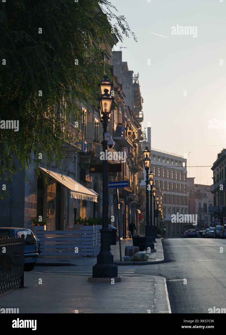 L'ITALIE, Lecce - 5 octobre : Barletta est situé sur la côte de la mer Adriatique. La rue vide avec belle lampe en ligne sur matin temps, Barletta, 5 octobre Banque D'Images