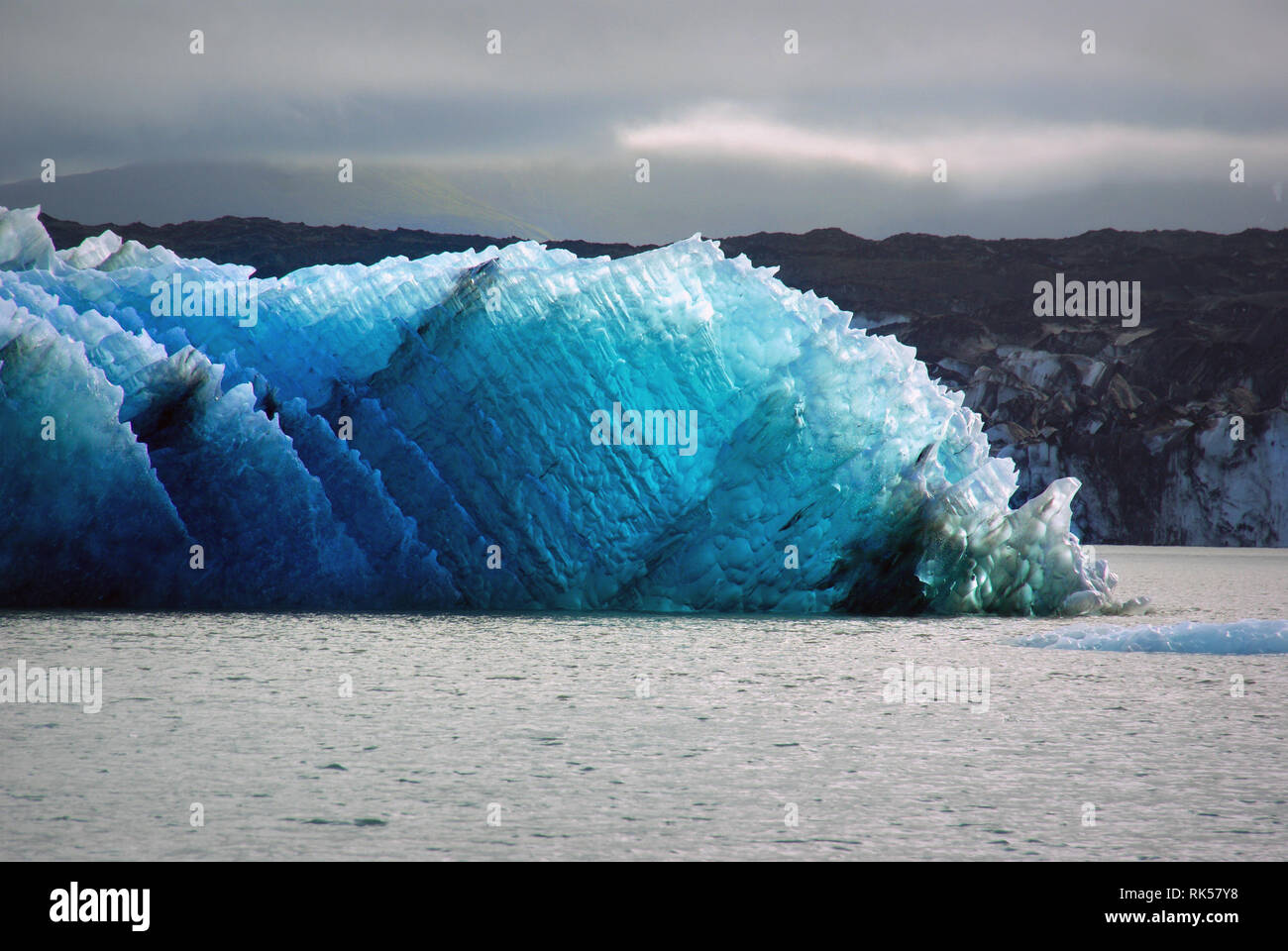 L'iceberg illuminé s'enfuit au lagon du glacier de Jökulsárlón, en Islande Banque D'Images