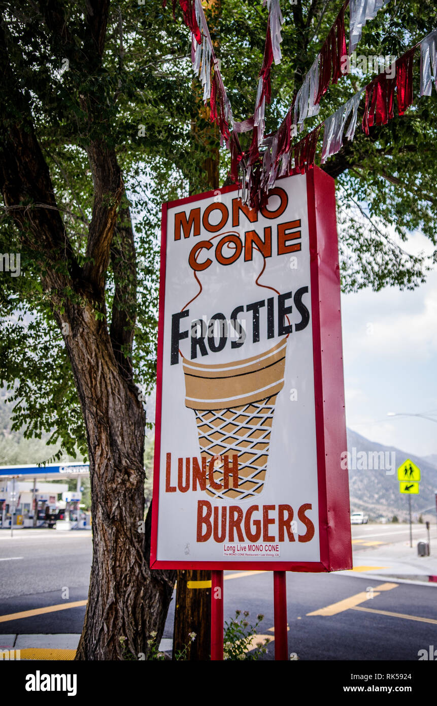 5 JUILLET 2017 - Lee Vining CALIFORNIA : Cône de Mono, un comptoir de vente à emporter à manger des hamburgers et des glaces, est assis à la fin de Tioga Pass, et est une pop Banque D'Images