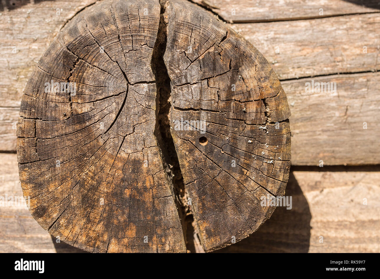 Ancienne grange en bois rond et la texture de fond d'angle Banque D'Images