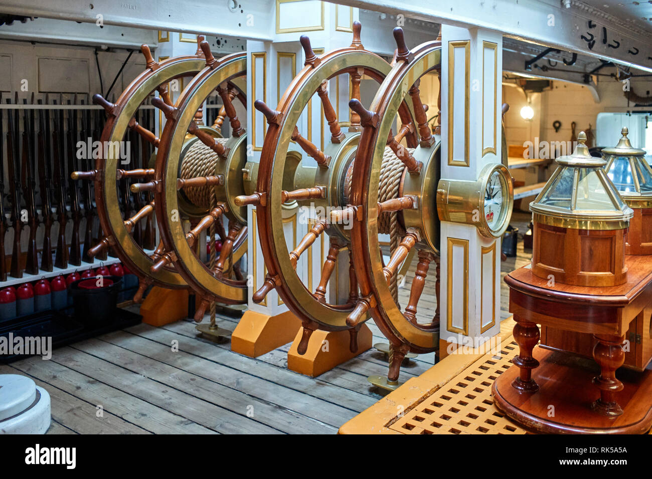 La gare de direction sous le pont sur le HMS Warrior à Porstmouth Dockyard avec boussole binacles Banque D'Images