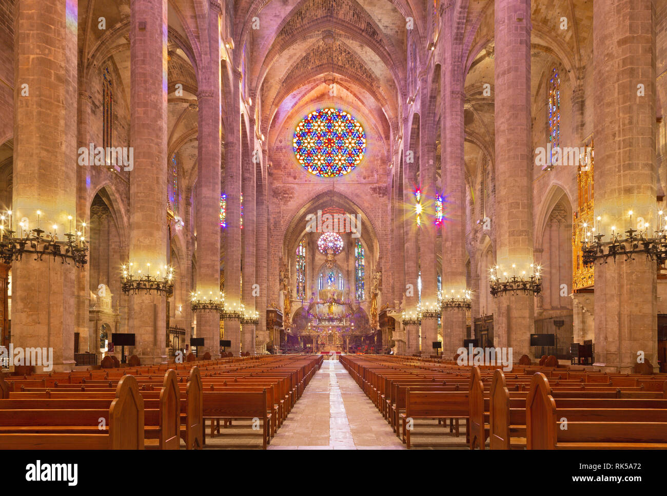 PALMA DE MAJORQUE, ESPAGNE - 30 janvier 2019 : La nef de cathédrale La Seu. Banque D'Images