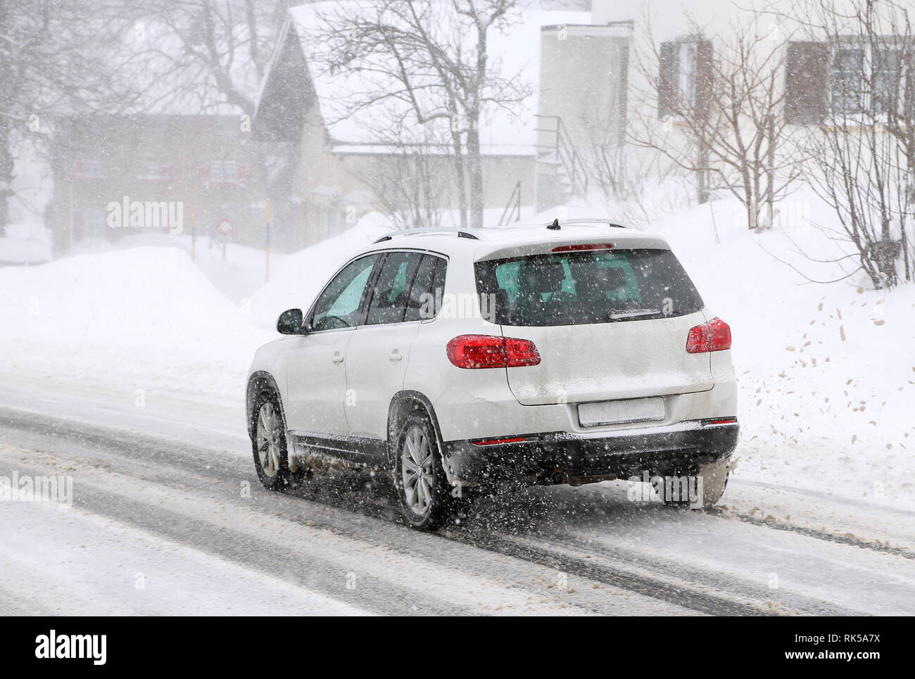 Voiture blanche sur winterly street Banque D'Images