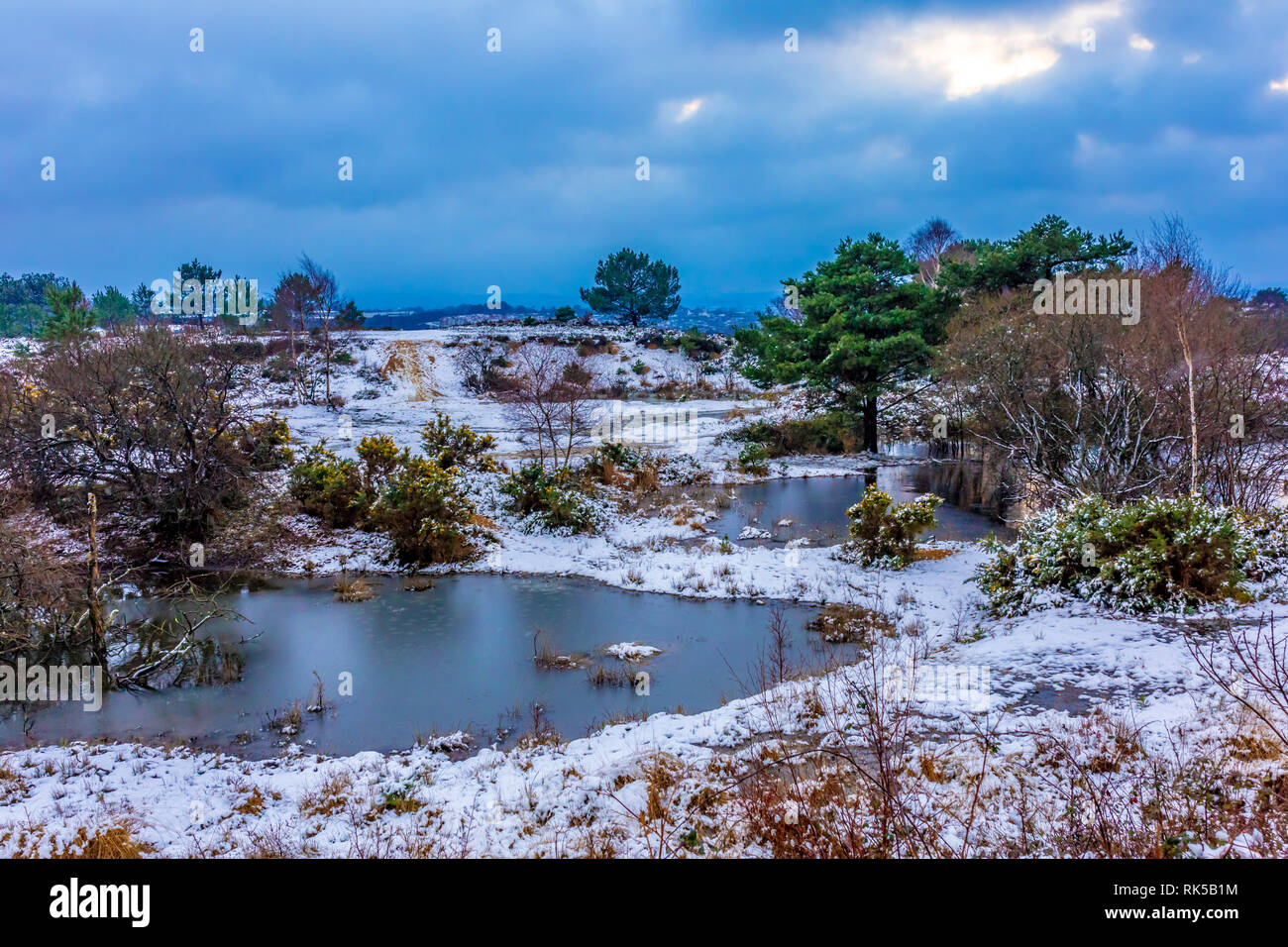 Photographie de paysage petite vieille carrière trouvés sur la réserve naturelle de Canford Heath couvertes de neige, Poole, Dorset, UK. Banque D'Images