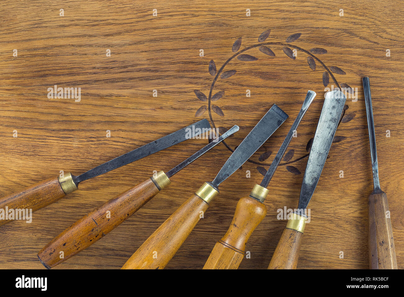 Ensemble de ciseaux à bois pour sculpture , sculpture outils sur fond de bois Banque D'Images