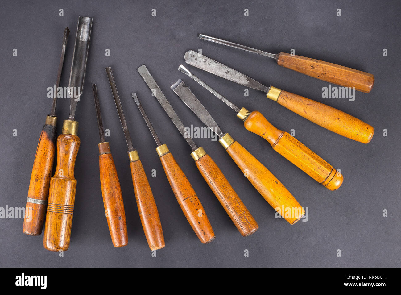 Ensemble de ciseaux à bois pour sculpture sculpture sur bois, outils sur gray Banque D'Images