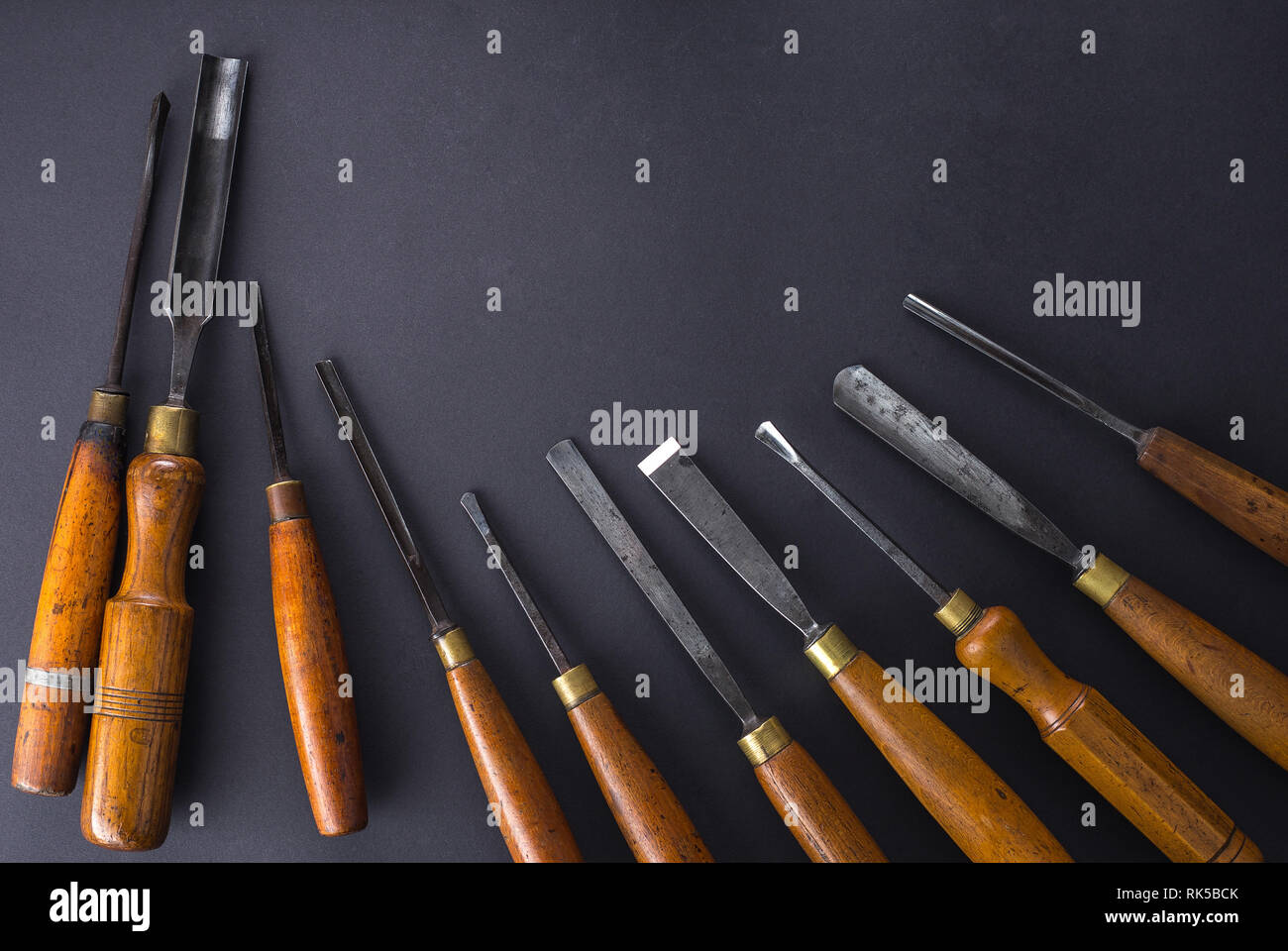 Ensemble de ciseaux à bois pour sculpture sculpture sur bois, outils sur gray Banque D'Images