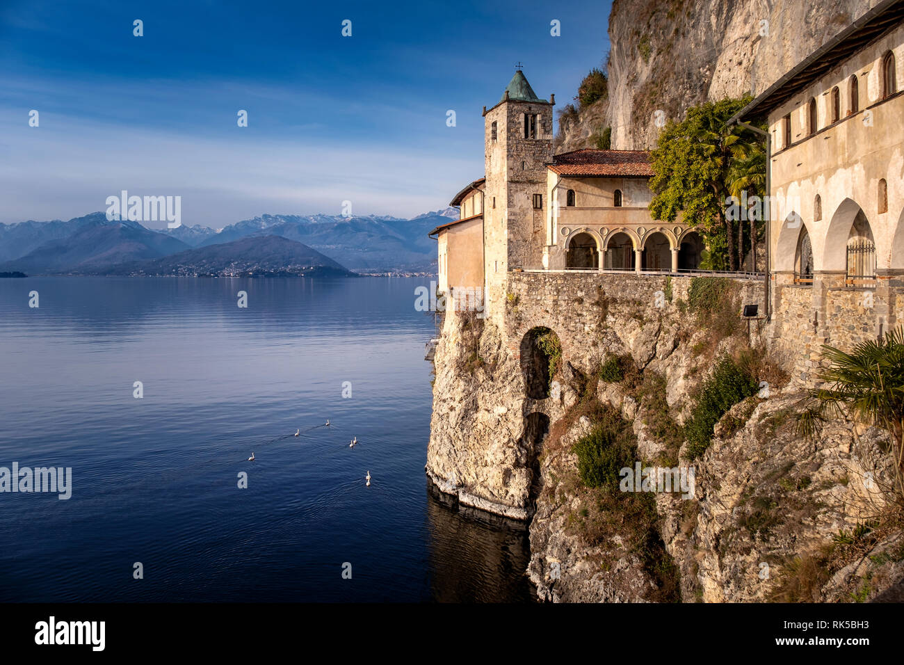 Ermitage de Santa Caterina del Sasso (XIII Siècle), Lake Maggiore, Piémont, Italie Banque D'Images