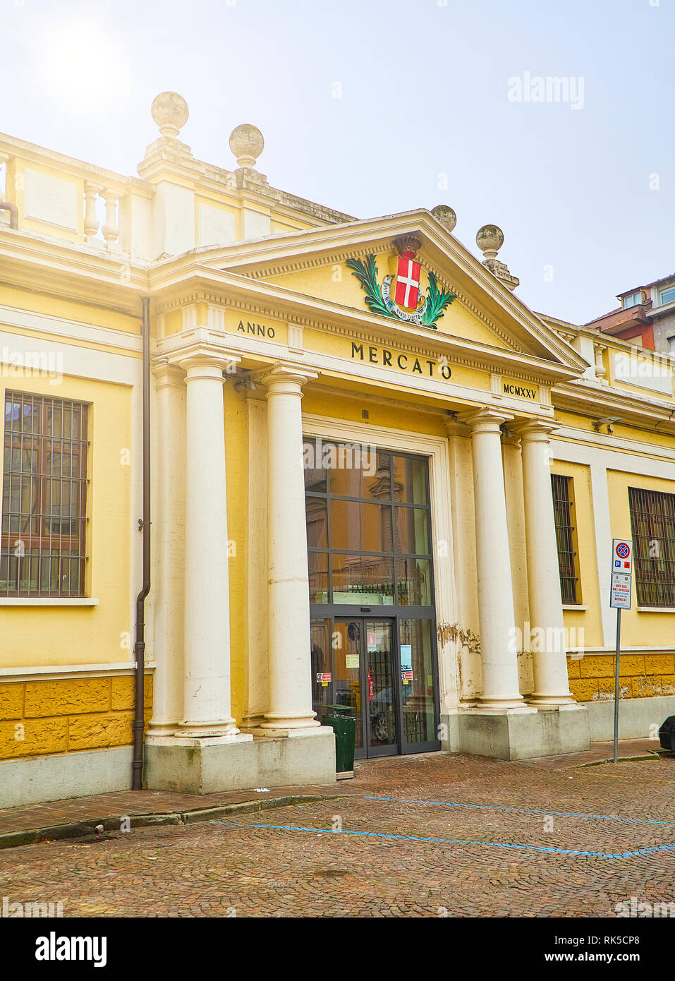 Façade principale du Mercato Coperto marché. Vue à partir de la Piazza della Liberta square. Asti, Piémont, Italie. Banque D'Images