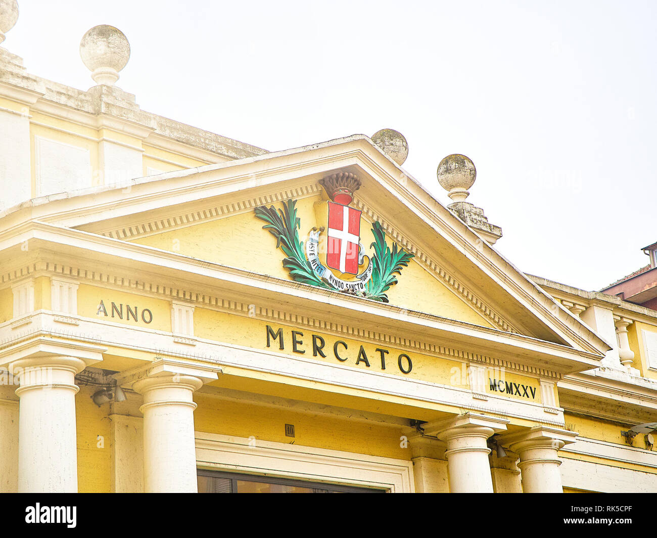 Détail de la façade principale Mercato Coperto marché. Vue à partir de la Piazza della Liberta square. Asti, Piémont, Italie. Banque D'Images