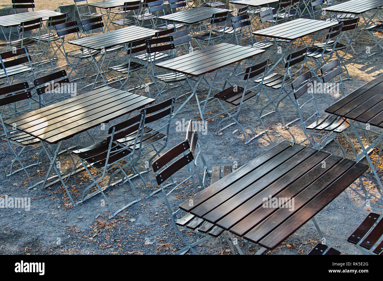 Des bancs dans le jardin à bière Banque D'Images