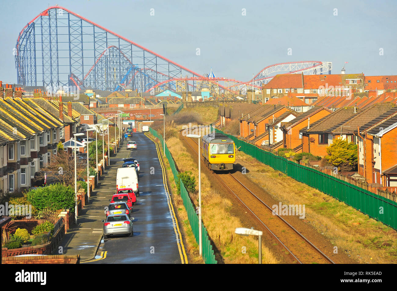 Train Diesel à voie unique sur la ligne de la rive sud près de Blackpool Pleasure Beach et Big Un roller coaster Banque D'Images