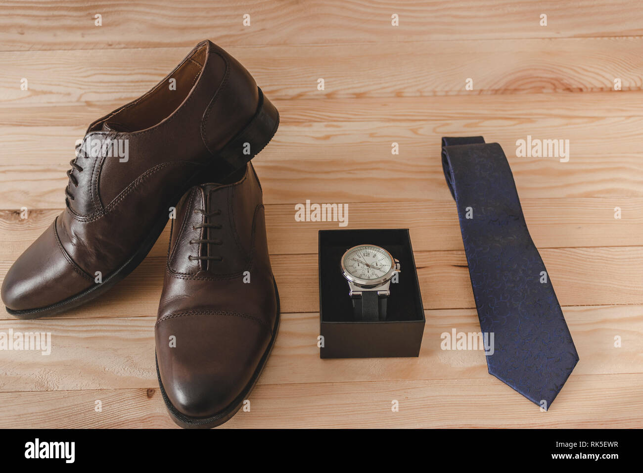 Chaussures, cravate et regarder comme accessoires pour habiller élégamment  Photo Stock - Alamy