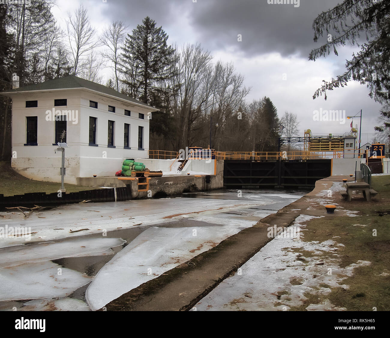 Blocs de glace sur le canal Érié à l'écluse 23 à Brewerton, New York en hiver Banque D'Images