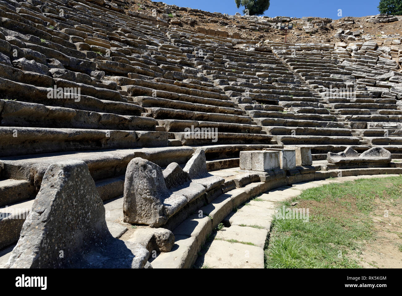 - Proedria trône-comme sièges dans les premières rangées du théâtre hellénistique, ancienne Stratonicea, Eskihisar, Turquie. Construit sur une pente naturelle, l'outilen Banque D'Images