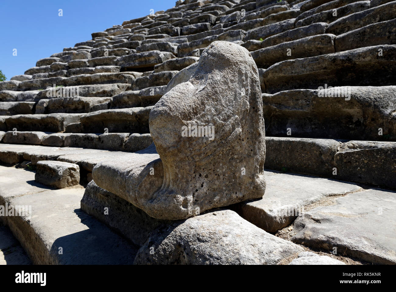 Exemple d'un Proedria ouvragée - discours du trône-comme sièges dans les premières rangées du théâtre hellénistique, ancienne Stratonicea, Eskihisar, Turquie. Construit sur une natu Banque D'Images